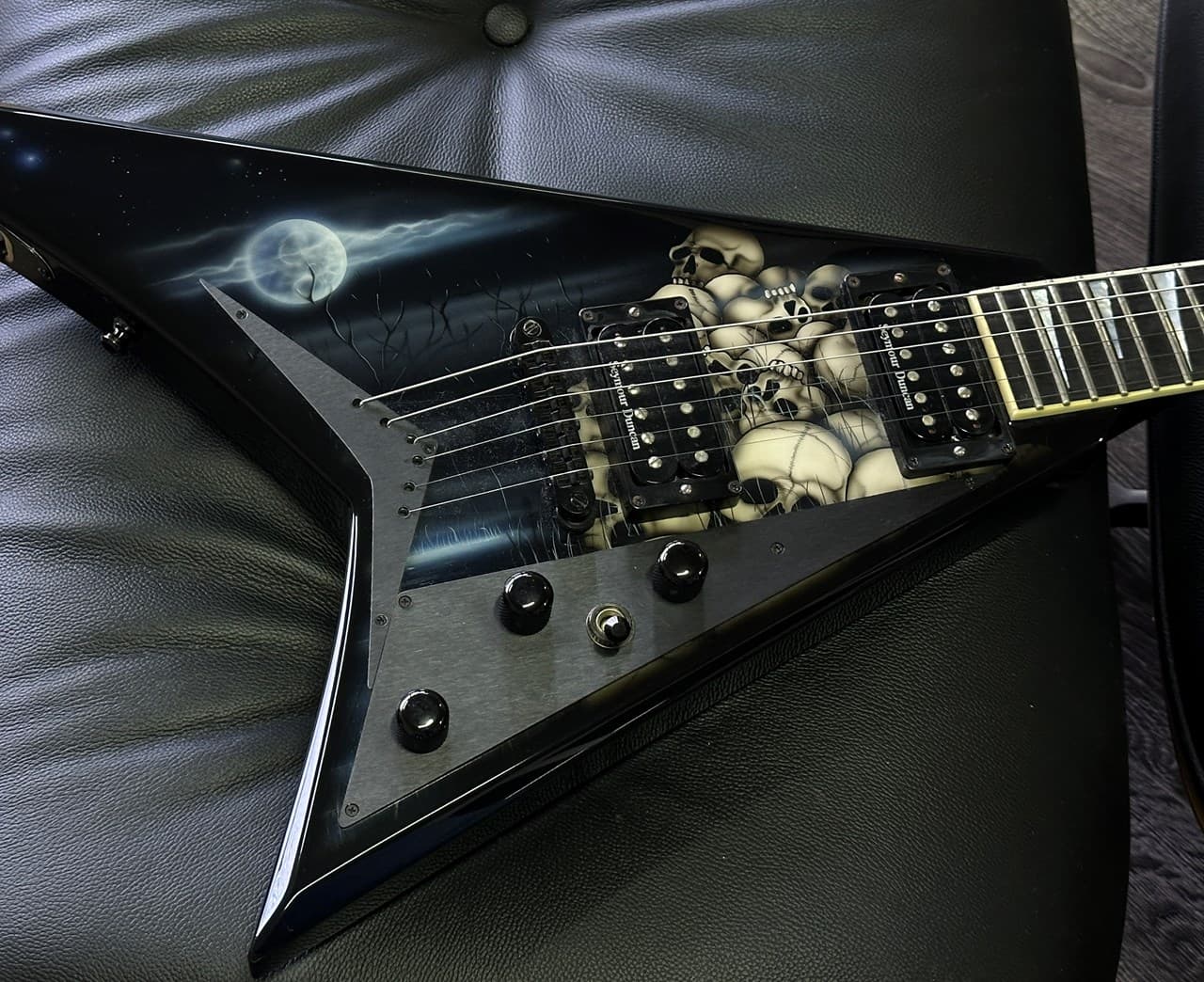 Jackson USA RR1 Pile of Skulls Randy Rhoads with Case - Thumbnail 2