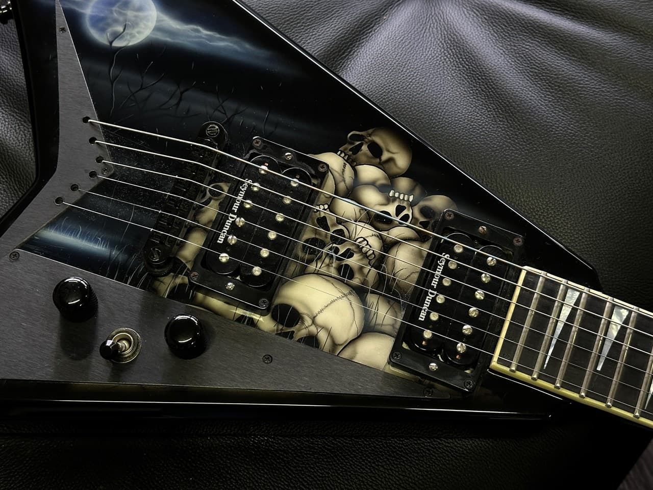 Jackson USA RR1 Pile of Skulls Randy Rhoads with Case - Thumbnail 3