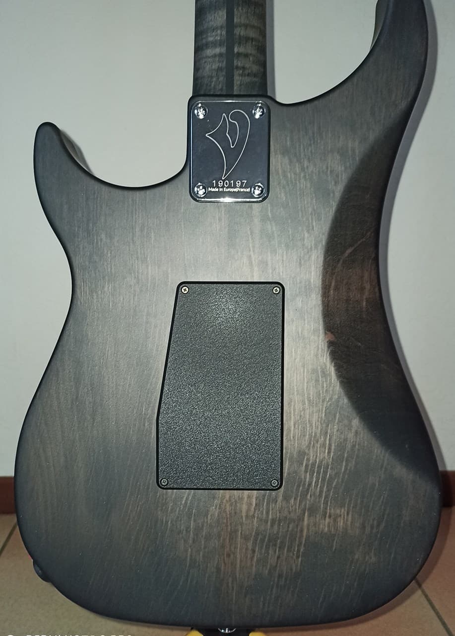 Vigier Excalibur Custom HSH Velour Noir Flamd Maple Neck HSH Amber Pick-ups MINT - Thumbnail 2