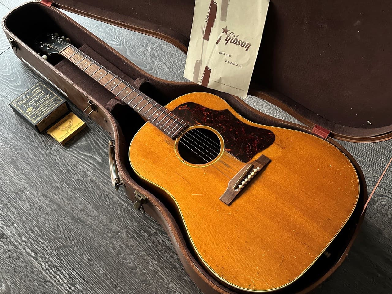 1957 Gibson J-50 Stunning Piece with Original Booklet & Case - Thumbnail 3